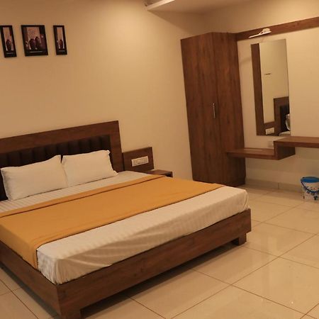 Hotel Viraj Residency 부지 외부 사진