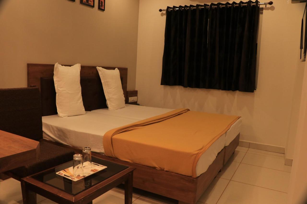 Hotel Viraj Residency 부지 외부 사진