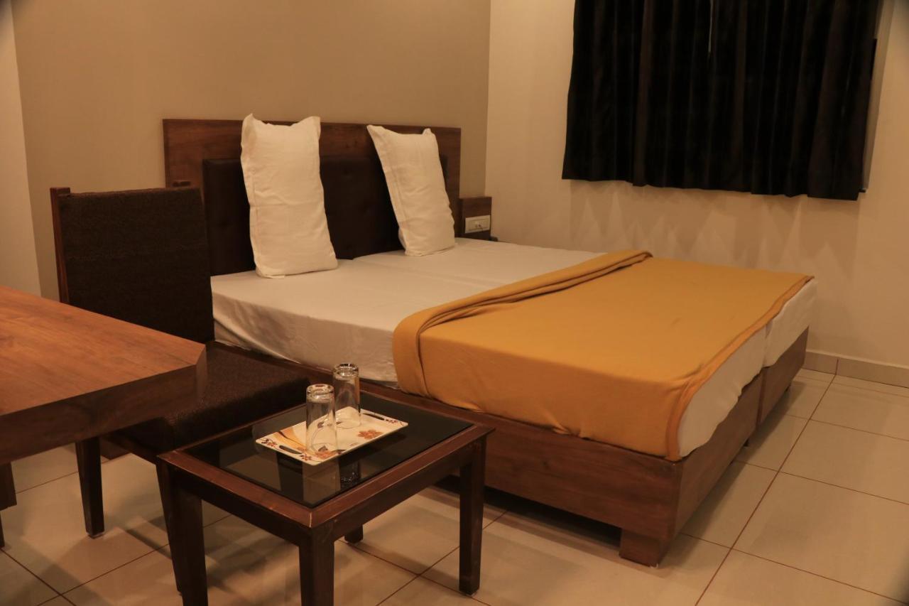 Hotel Viraj Residency 부지 외부 사진