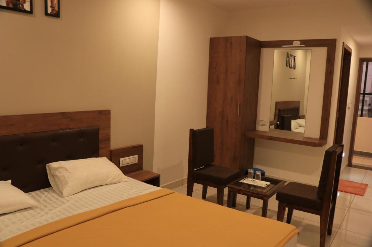 Hotel Viraj Residency 부지 외부 사진