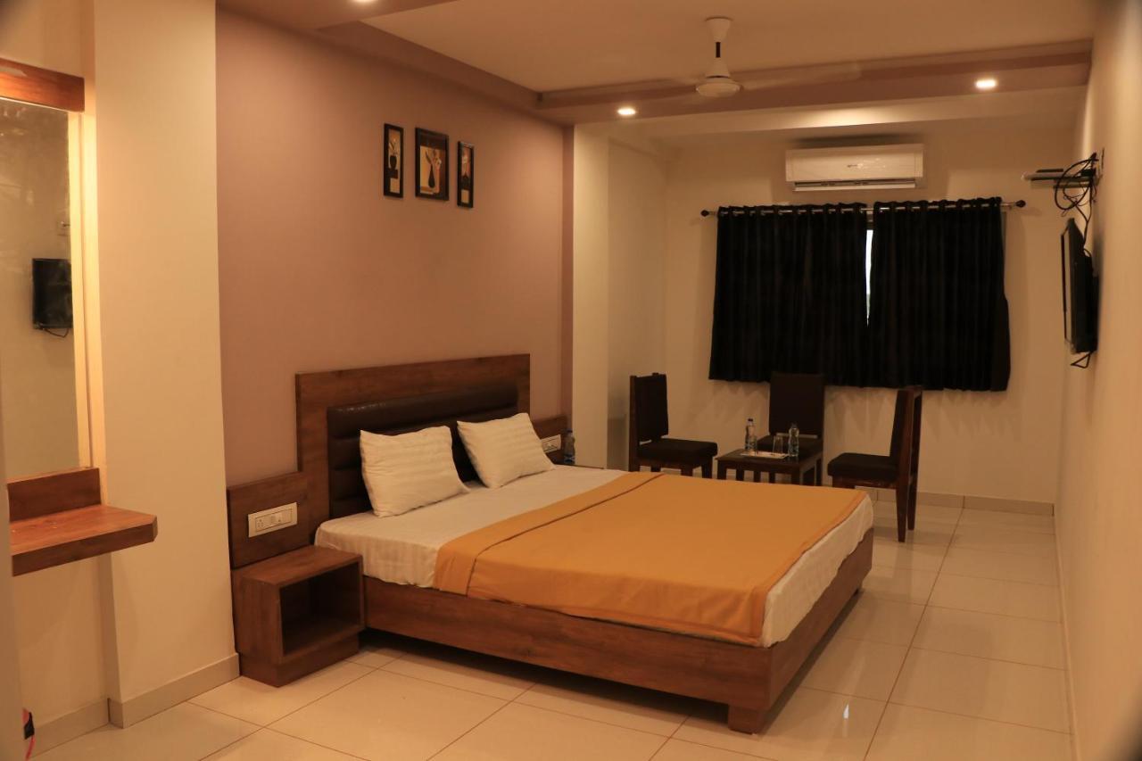 Hotel Viraj Residency 부지 외부 사진