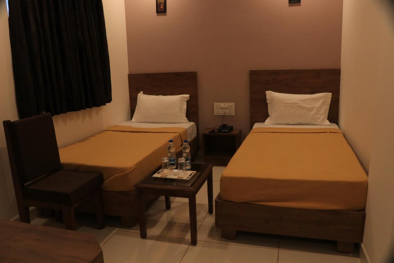 Hotel Viraj Residency 부지 외부 사진