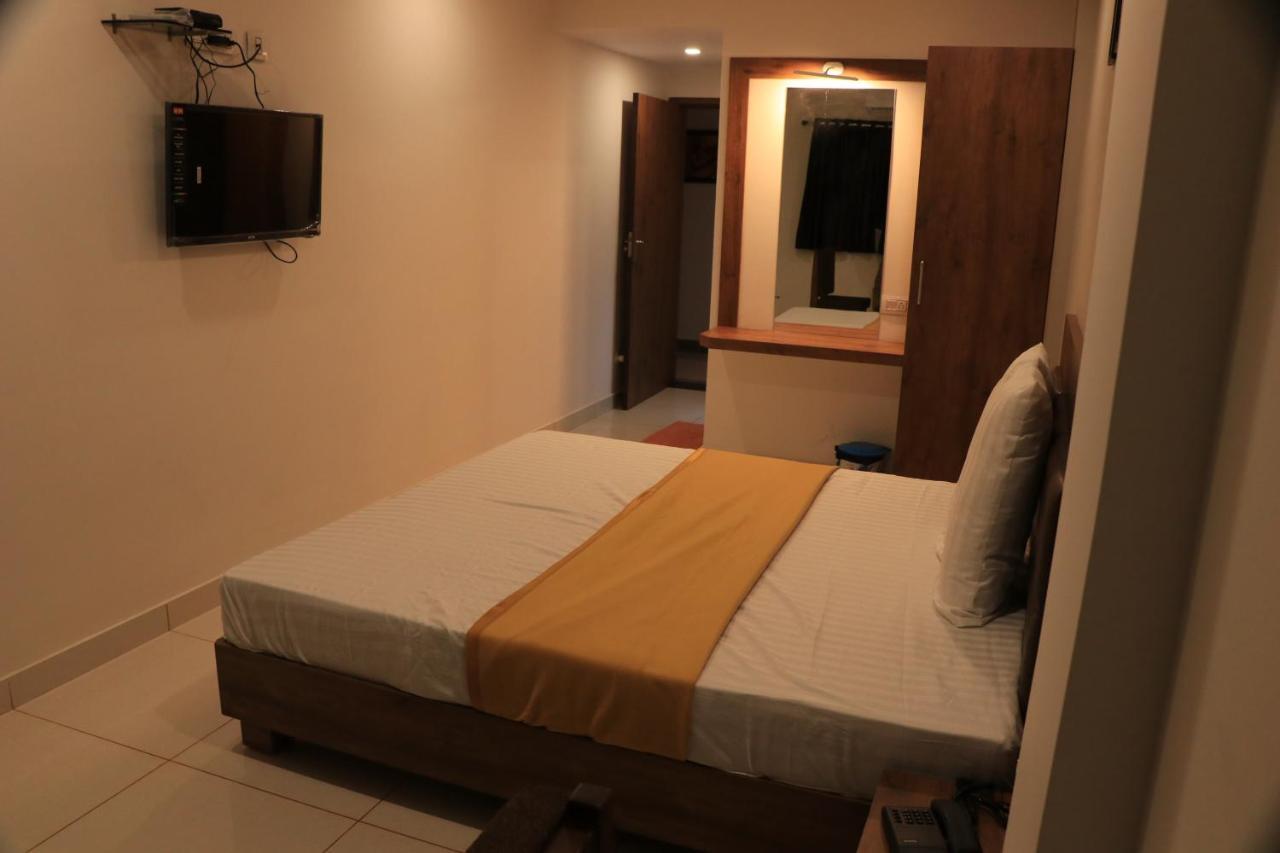 Hotel Viraj Residency 부지 외부 사진