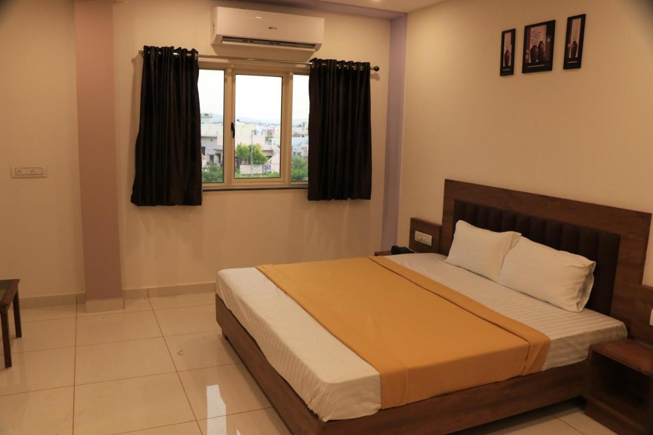 Hotel Viraj Residency 부지 외부 사진