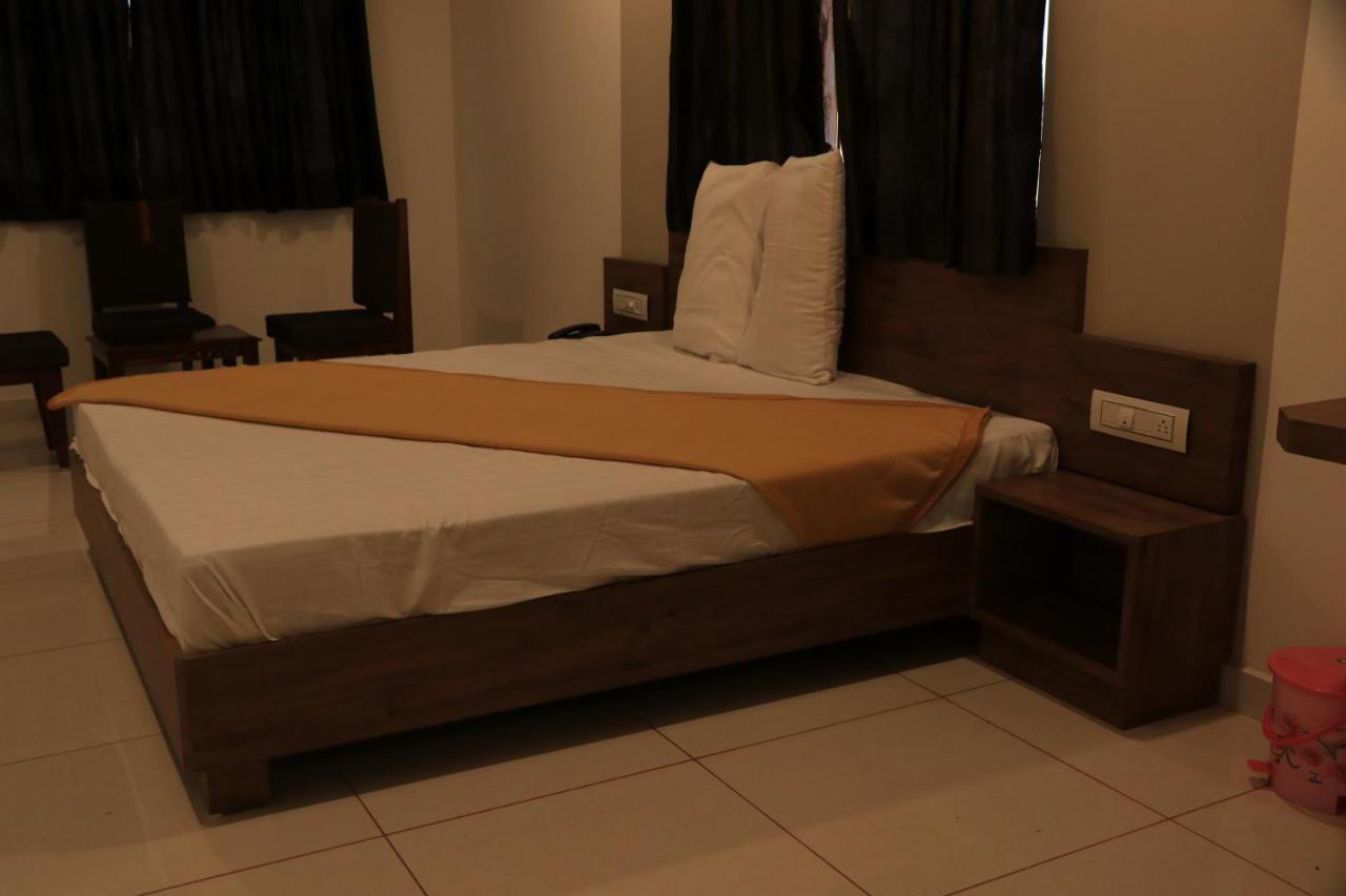 Hotel Viraj Residency 부지 외부 사진