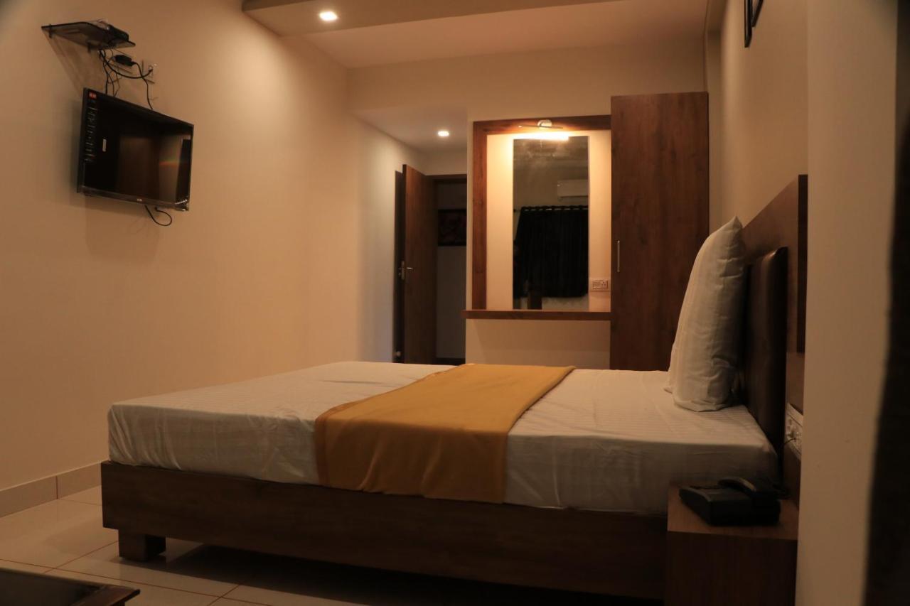 Hotel Viraj Residency 부지 외부 사진