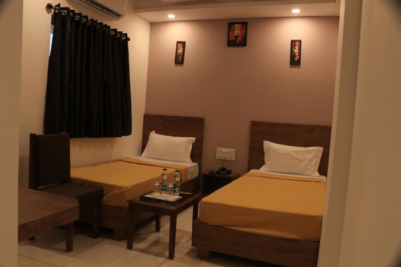 Hotel Viraj Residency 부지 외부 사진