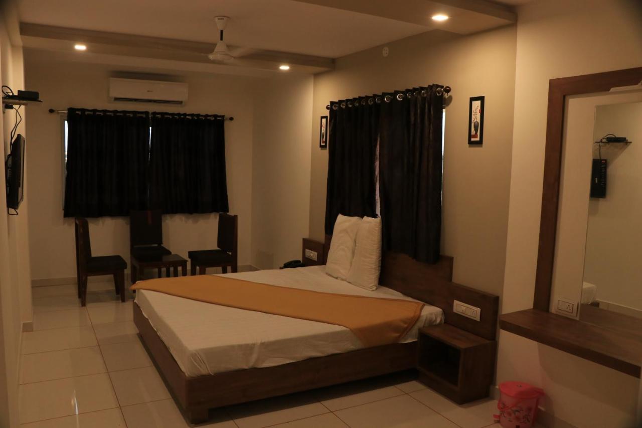 Hotel Viraj Residency 부지 외부 사진
